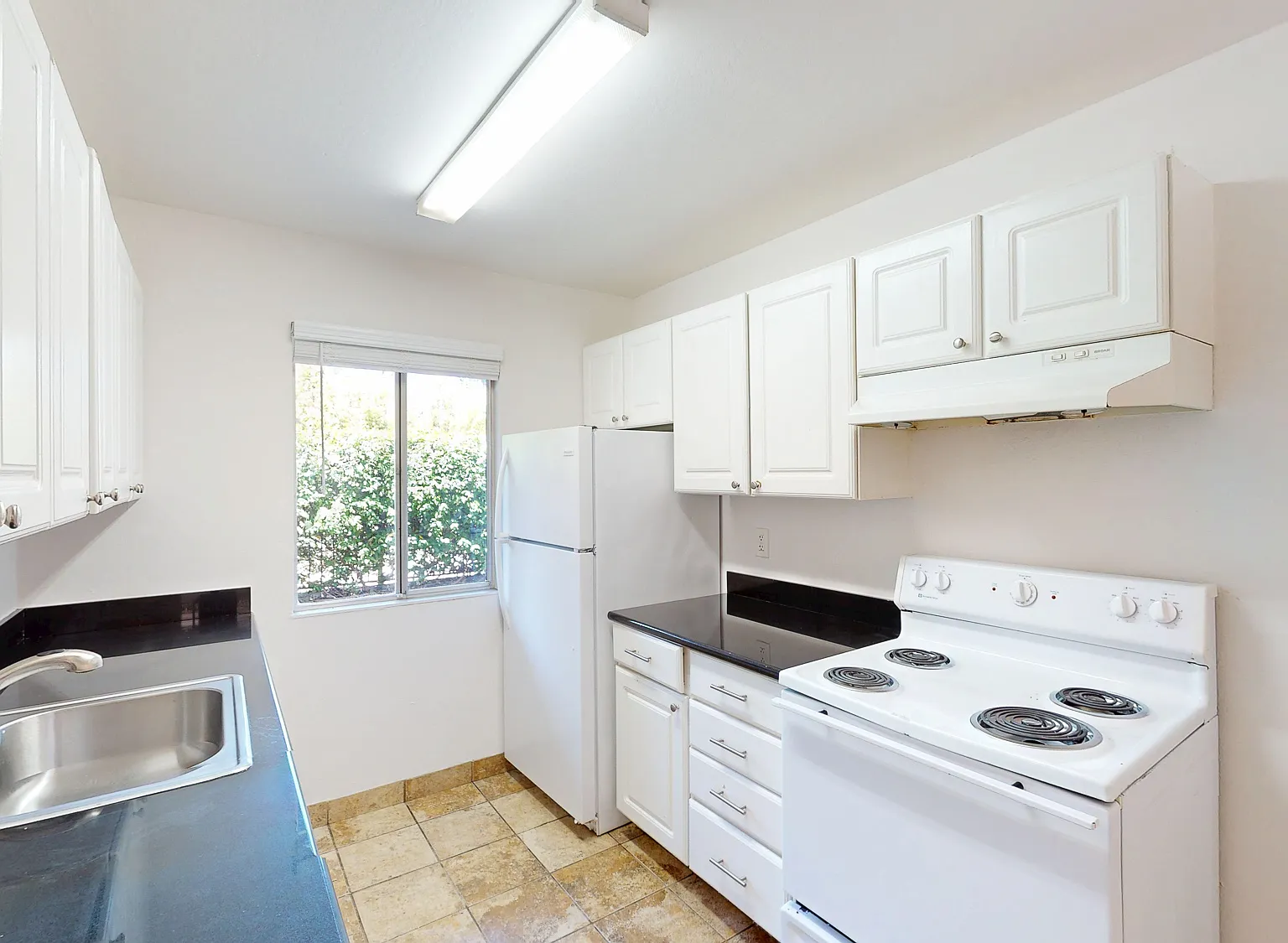 Spacious 2BR/1.5BA in Sonoma | Yard & Parking — Photo 3