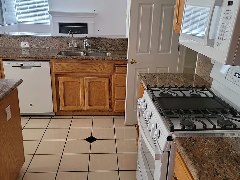 2131 Park Warren Ct — Photo 6
