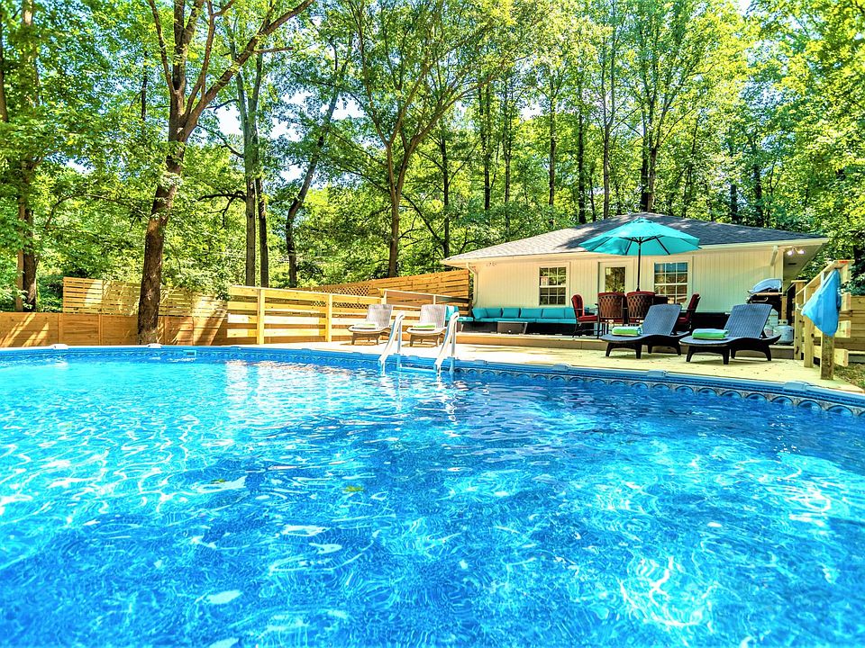 Backyard: Pool only open May - Sep, HotTub open all year long.