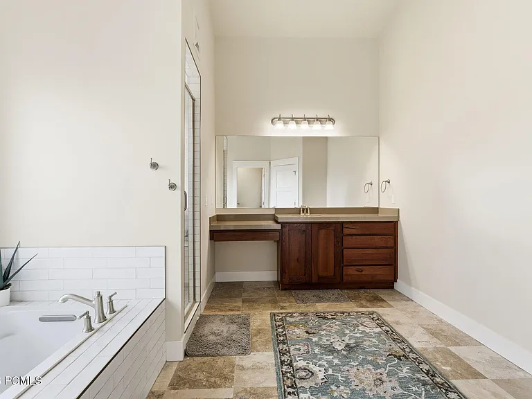 415 E Earl St — Photo 36