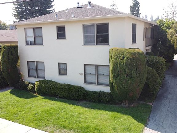 3rd image of 934 Oak Ln