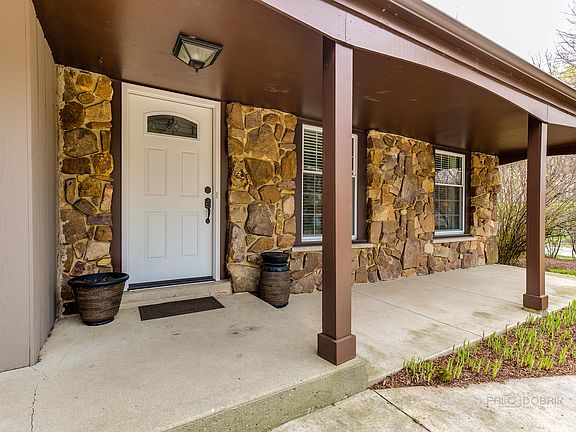 2nd image of 437 Catalpa Ln