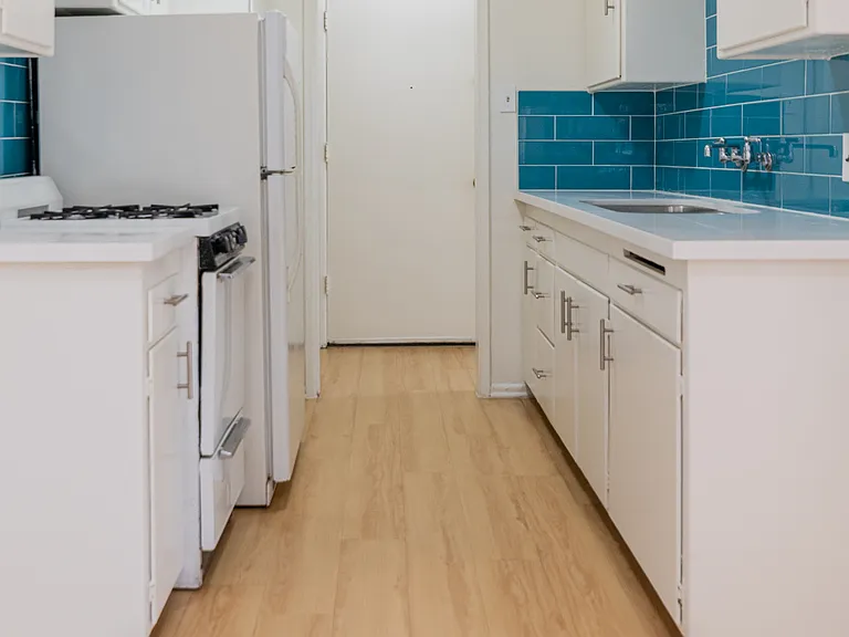 Gayley Manor Apartments — Photo 46