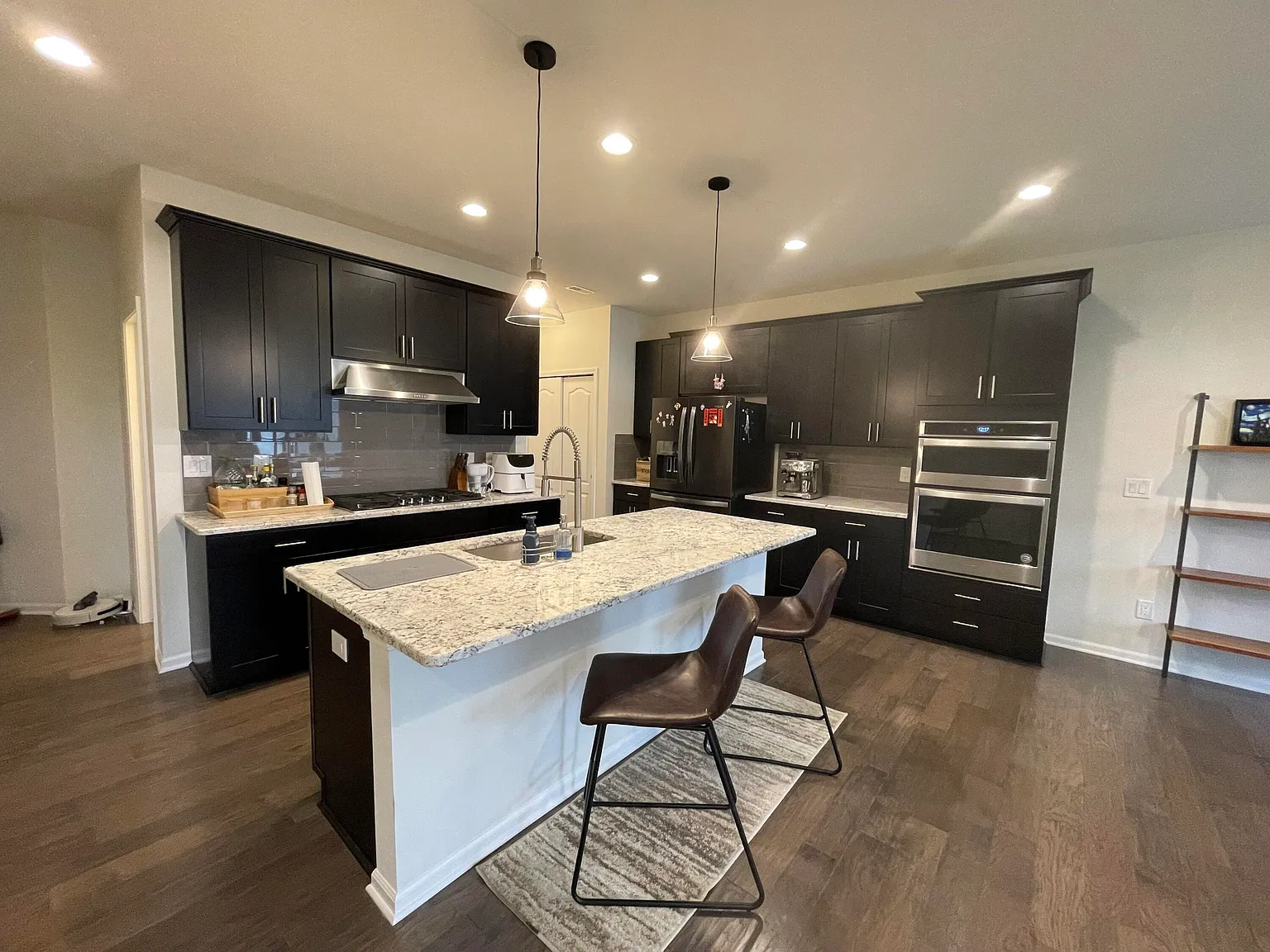 3 bed, 2.5 bath, 1945 sqft, $3,300 — Photo 4