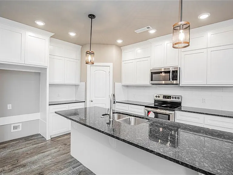 1048 Parker Ln — Photo 11