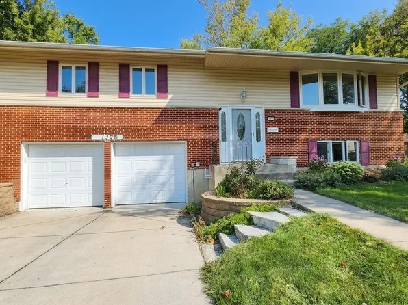 132 N Kitson Dr, Palatine, IL 60074