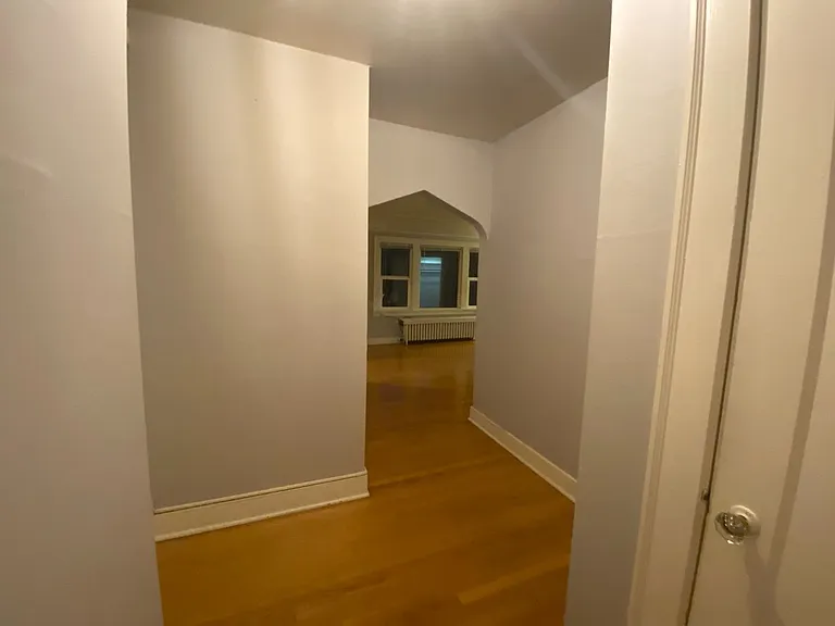 Broadway Crest Apartments — Photo 3