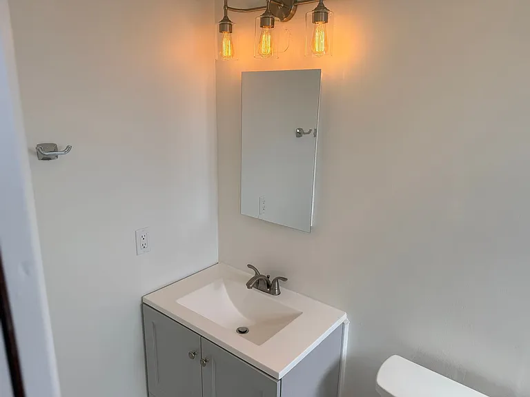 1115 Oxford Ct — Photo 12