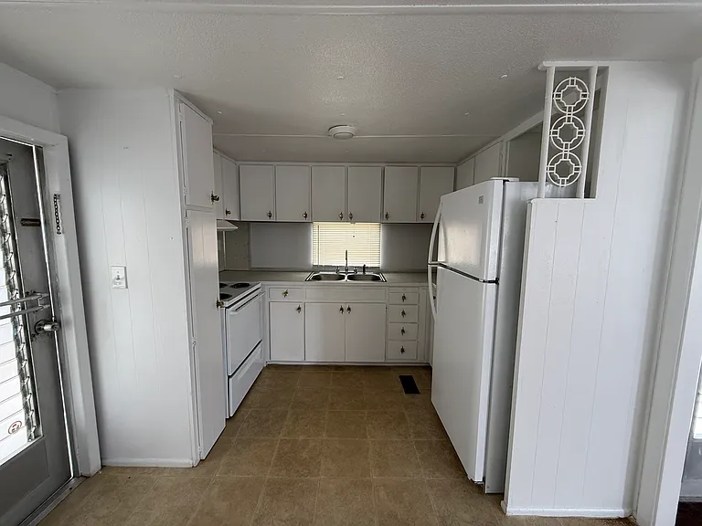4851 W Gandy Blvd #29 — Photo 5