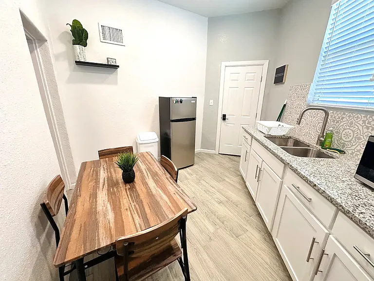 Full Kitchen with Dining Table
