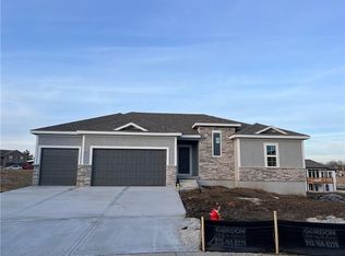 1114 SW Crabtree Cir, Oak Grove, MO 64075