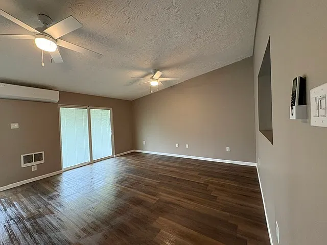 3 bed, 2000 sqft, $2,400 — Photo 2