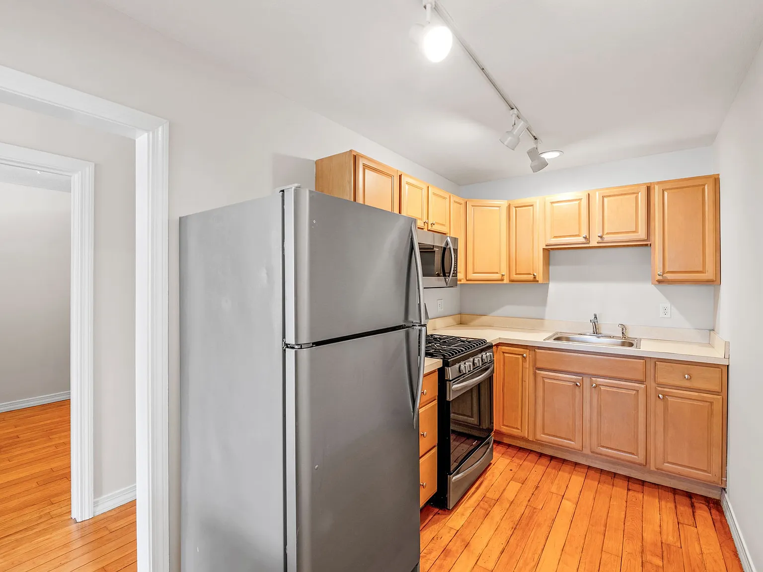 1 bed, 850 sqft, $2,200 — Photo 4