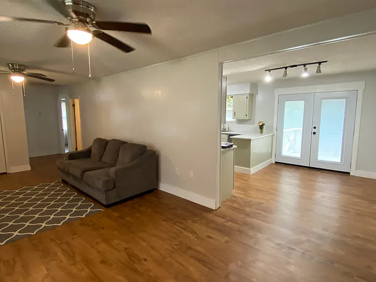 203 Augusta St — Photo 15