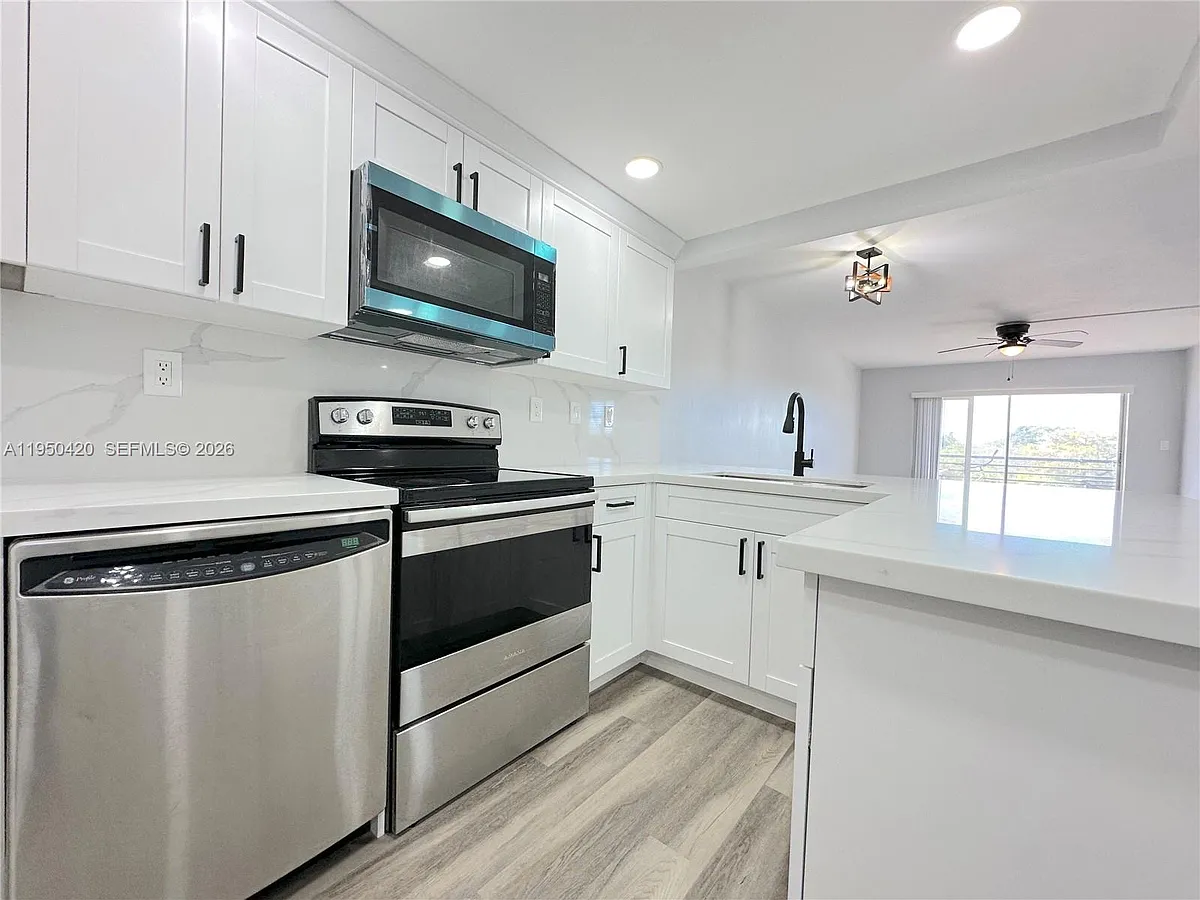 Building Photo - 3110 N Pine Island Rd #408