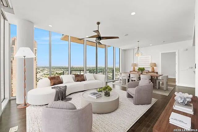 610 Market E #2708 — Photo 3