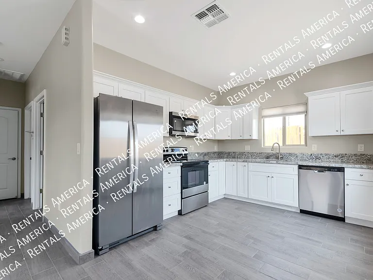 820 E 35th St #2 — Photo 12