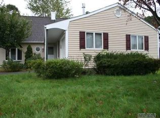 19 Eisenhower Rd, Centereach, NY 11720