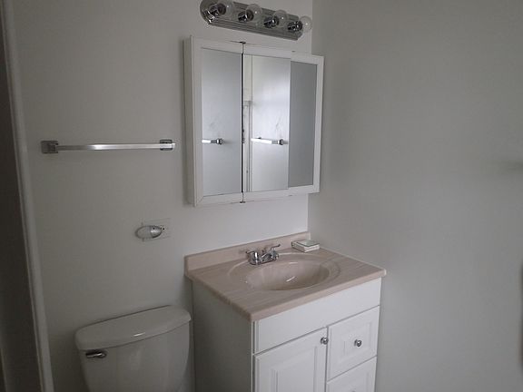 3rd image of 522 E Circle Hill Dr