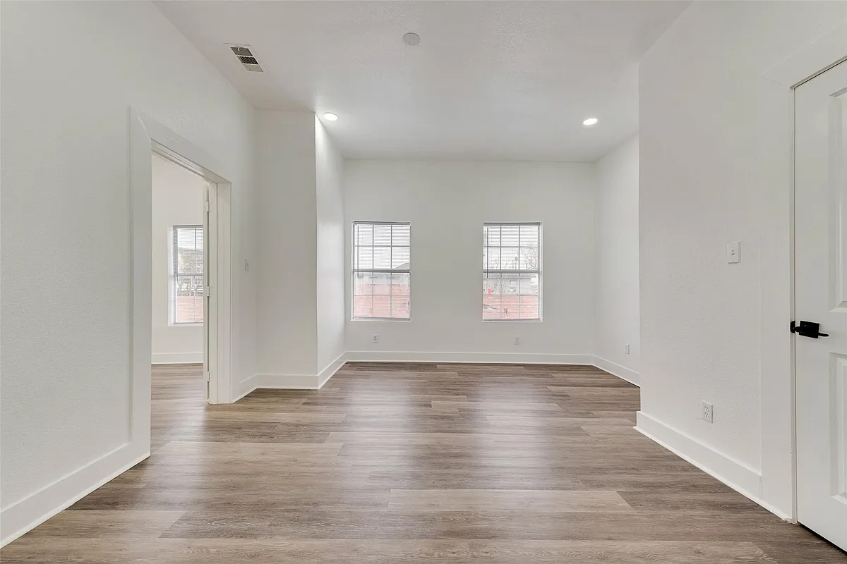 Building Photo - 506 N Lancaster Ave #504