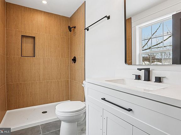 5th image of 211 Park Ave