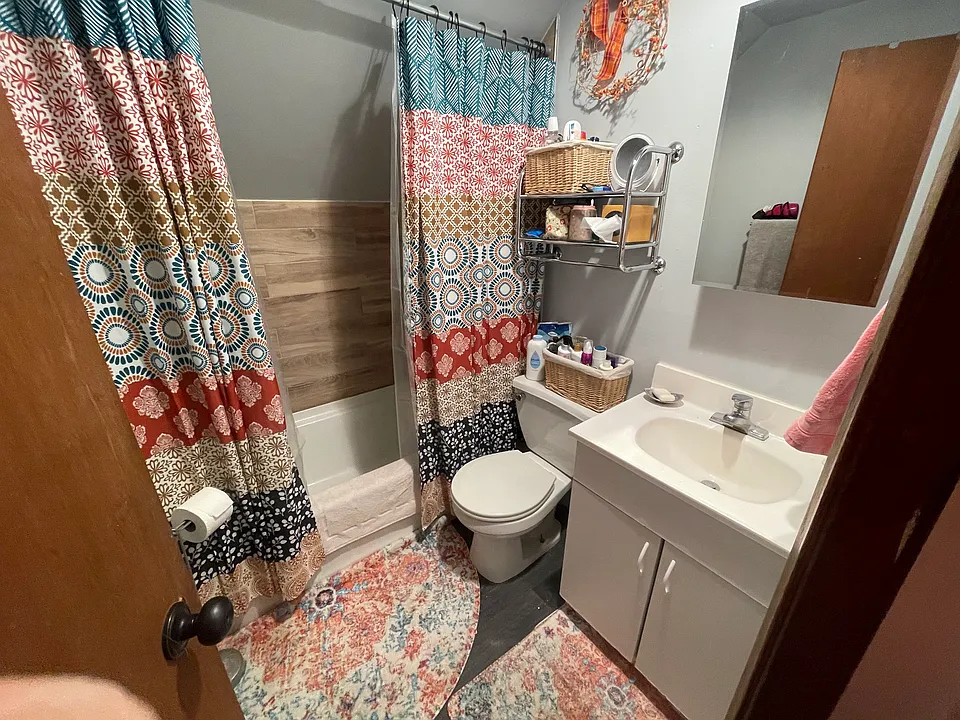 bathroom (unfurnished)