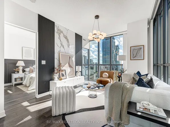 110 Charles St E #2607, Toronto, ON M4Y 1T5