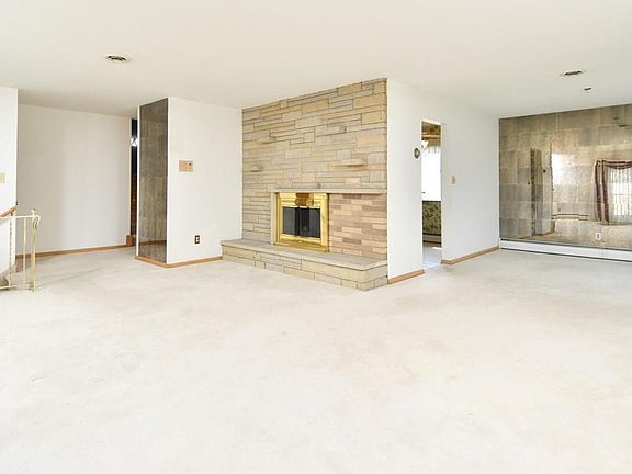 3rd image of 28703 Tudor Dr