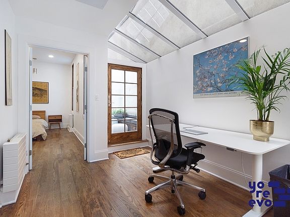 4th image of 35 W 54th St APT 10
