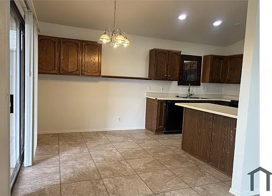 921 S Val Vista Dr