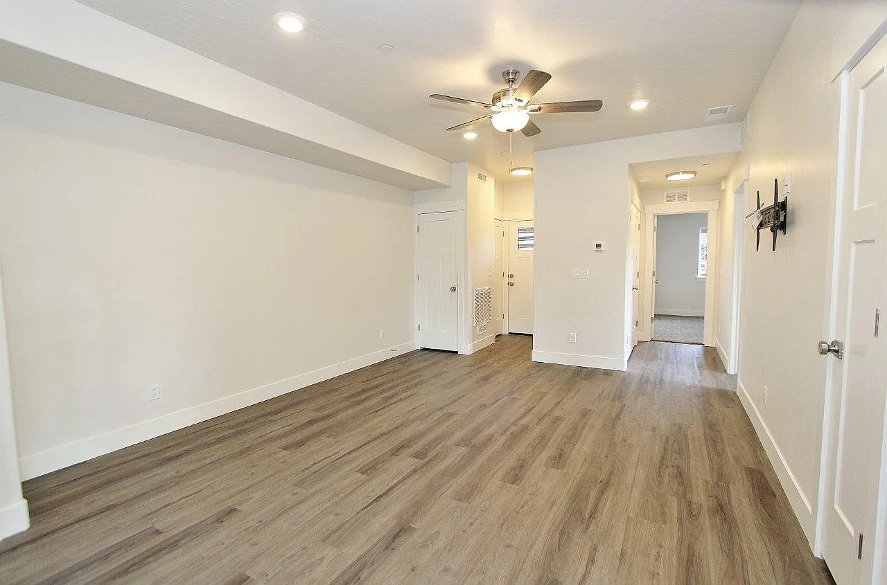 2 bed, 1050 sqft, $1,550 — Photo 4