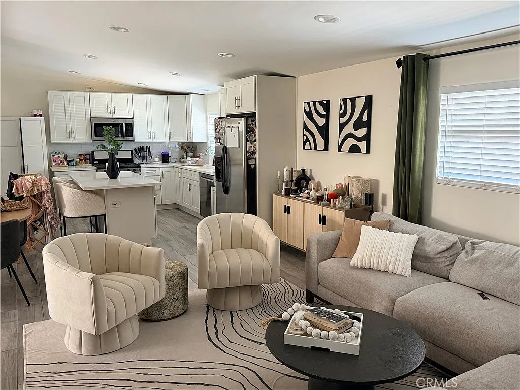 3 bed, 1300 sqft, $4,395 — Photo 2
