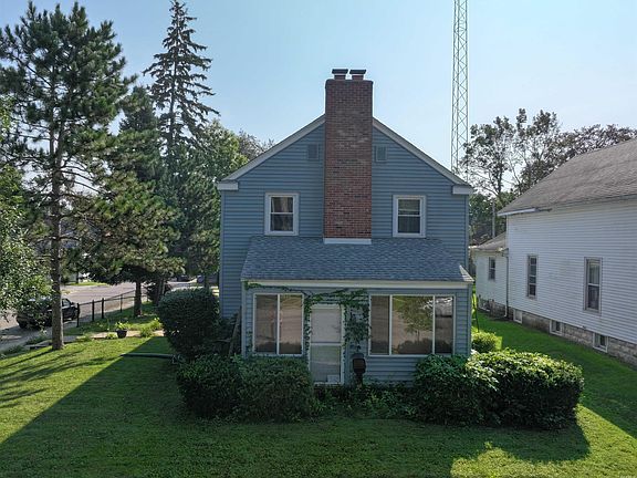 3rd image of 724 N Center St