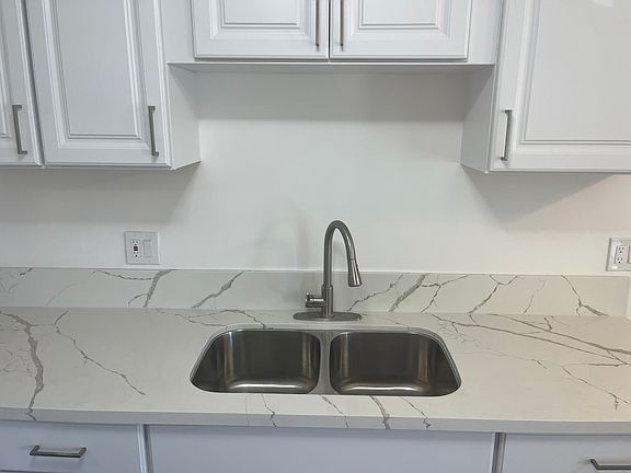 5th image of 10370 Vernon Ave APT 7