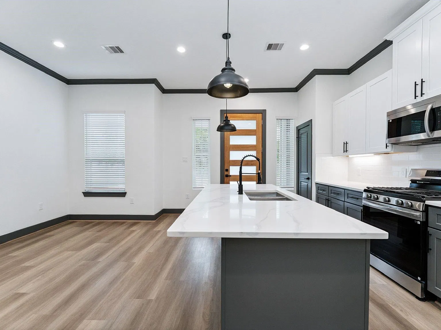 3 bed, 2.0 bath, 1248 sqft, $1,900 — Photo 3