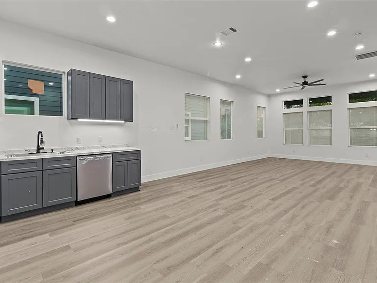 8127 Hoffman St — Photo 16