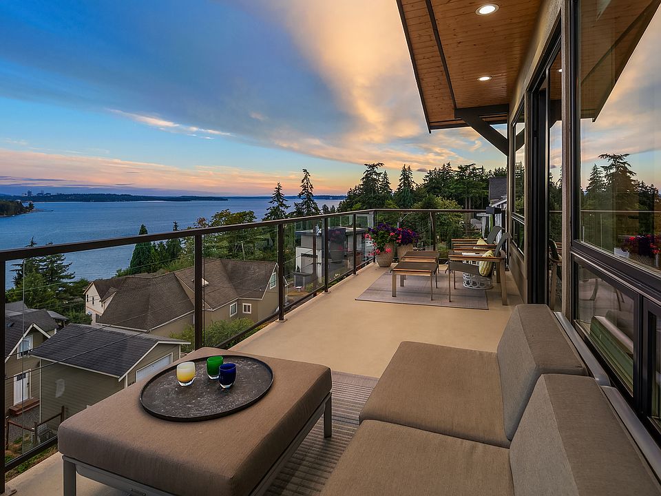 Sweeping Views of Lake Washington, Mt Rainier and the Seattle skyline!