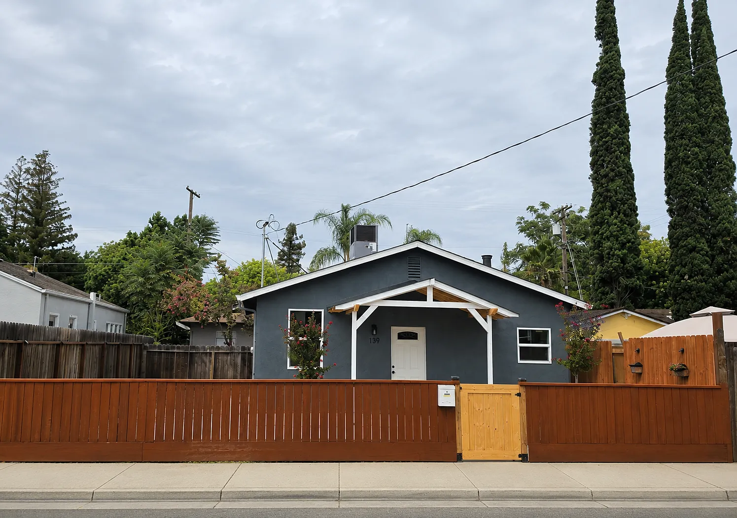 3 bed, 747 sqft, $1,975 — Photo 1