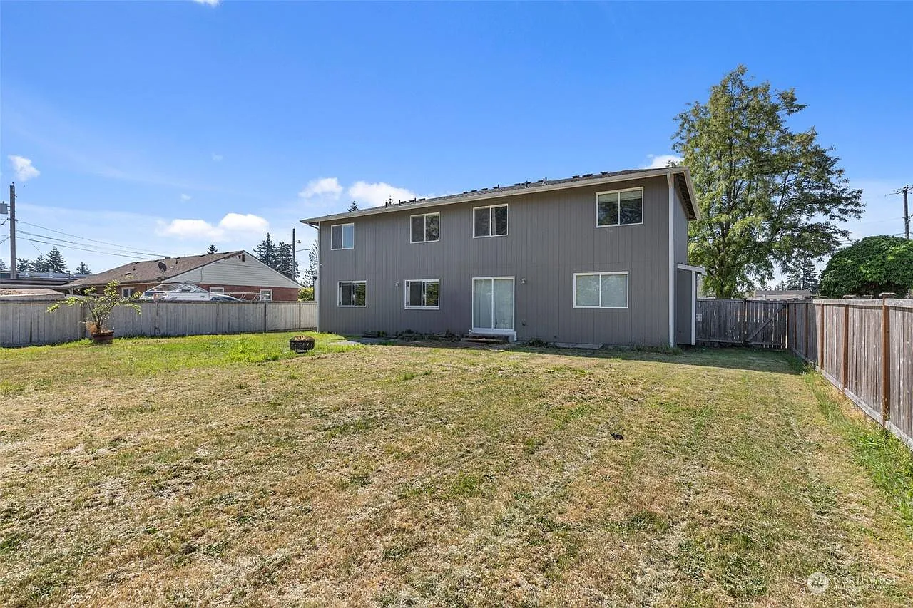 3 bed, 2.5 bath, 1391 sqft, $2,390 — Photo 3