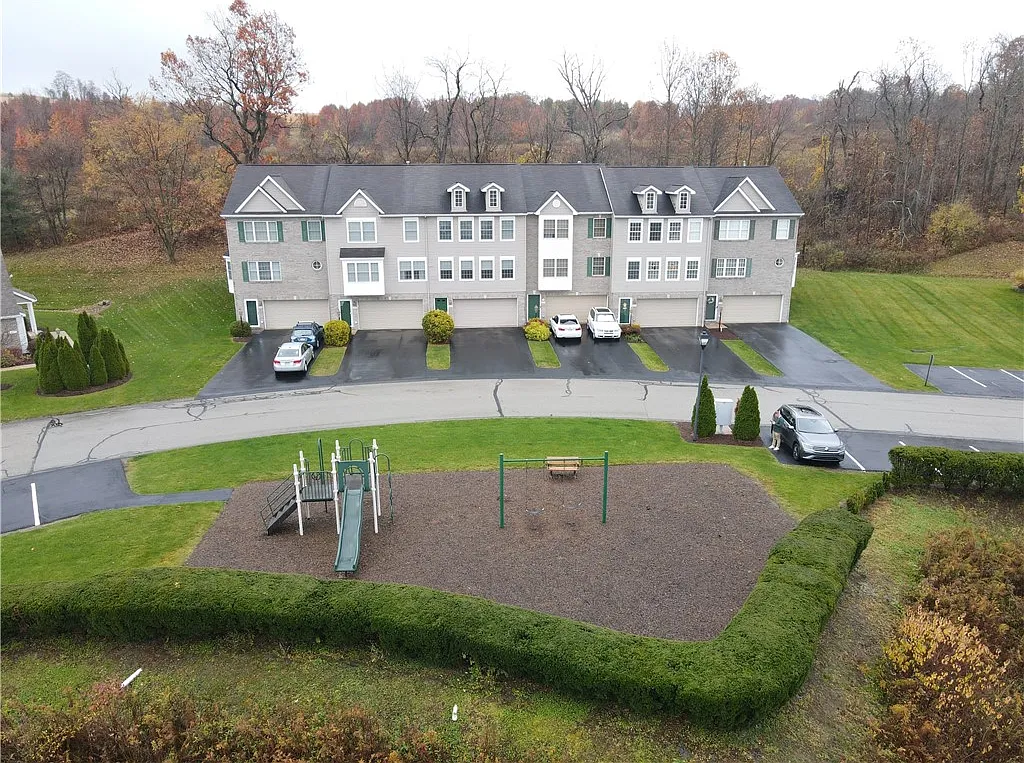 3 bed, 2.5 bath, 1540 sqft, $2,100 — Photo 3