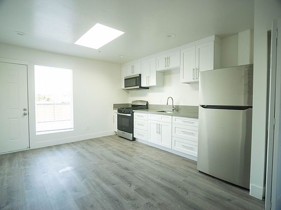 4th image of 419 Palm Ave #203