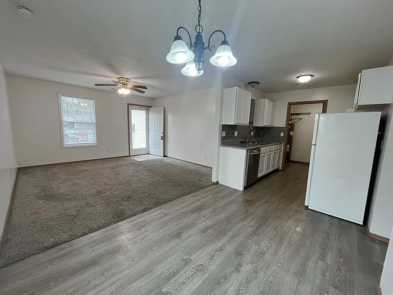230 Eagle Cir — Photo 2