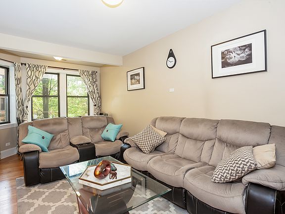 3rd image of 7635.5 N Greenview Ave #1S