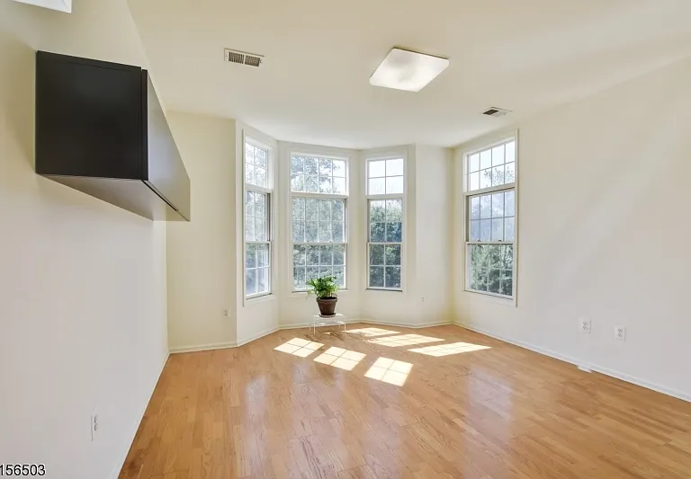 210 Edmonton Ct — Photo 12