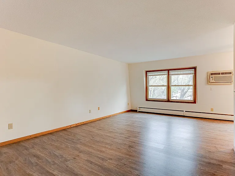 Cambridge Court Apartments — Photo 11
