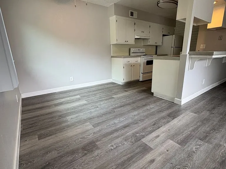 3260-3276 3306 Alexander Dr — Photo 16