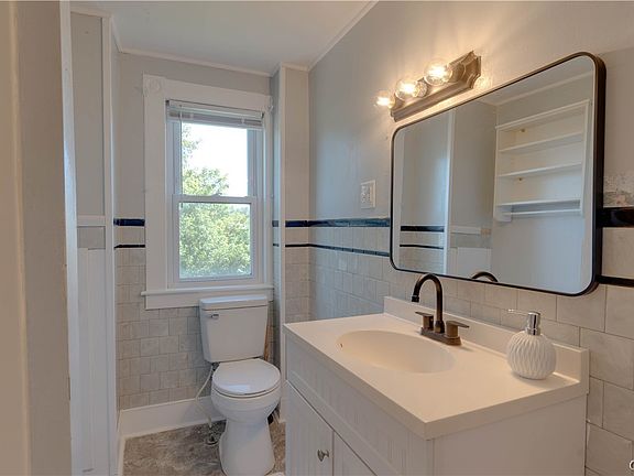 5th image of 404 Gilbert St