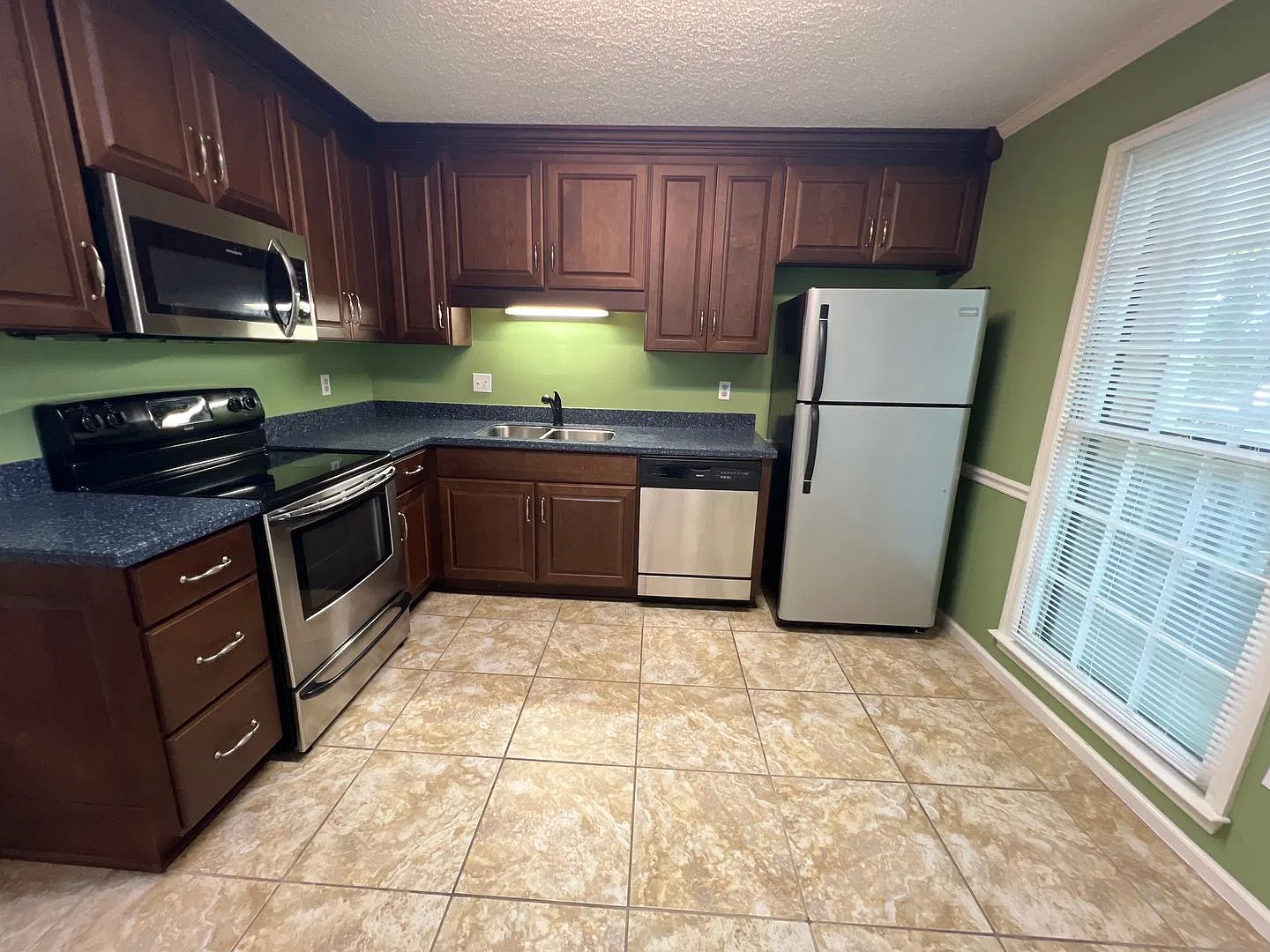 2 bedroom townhouse, walking distance to UGA! — Photo 4