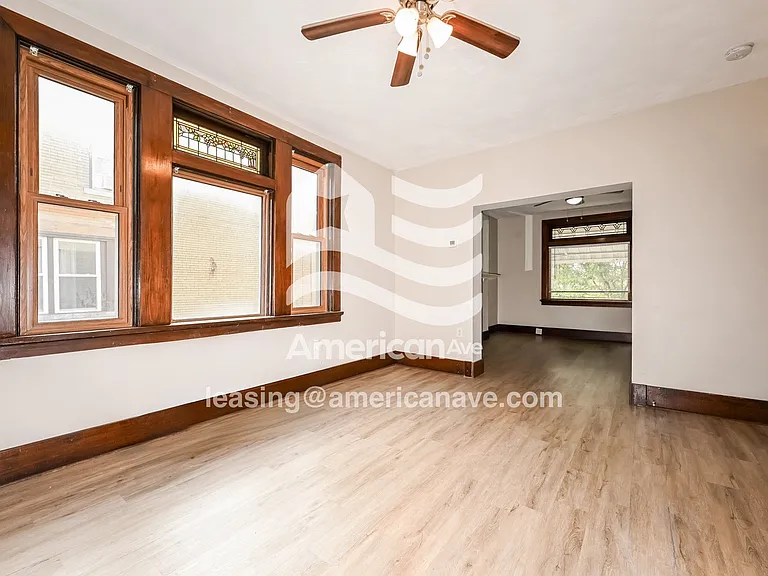 540329_003_living_room_3.jpg