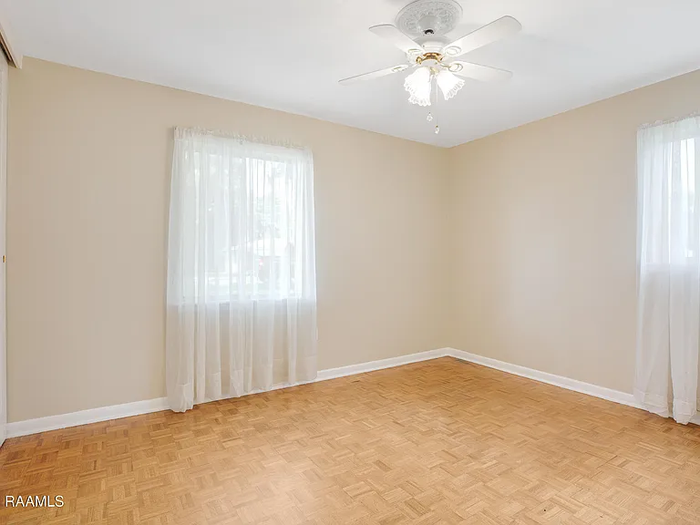 100 Maple Dr — Photo 5